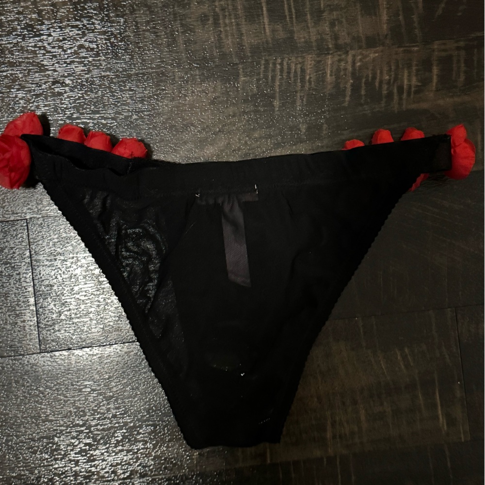 Black Rosette Lingerie Set - Picture 5 of 15